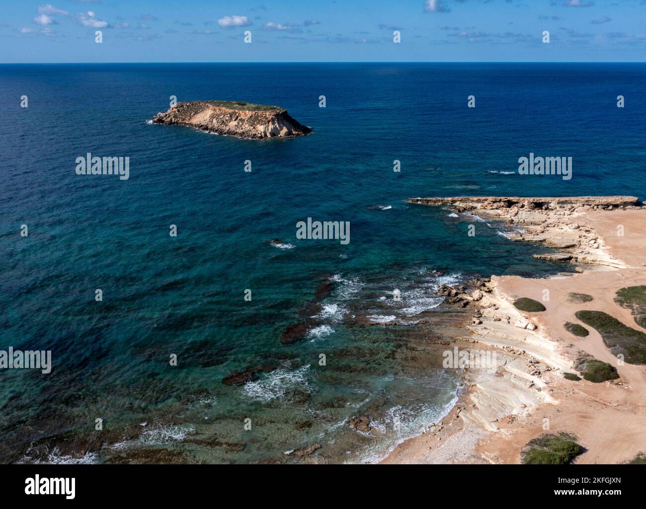Luftaufnahme der Insel Yeronisos, Kap Drepanum, Agios Georgios, Zypern. Stockfoto