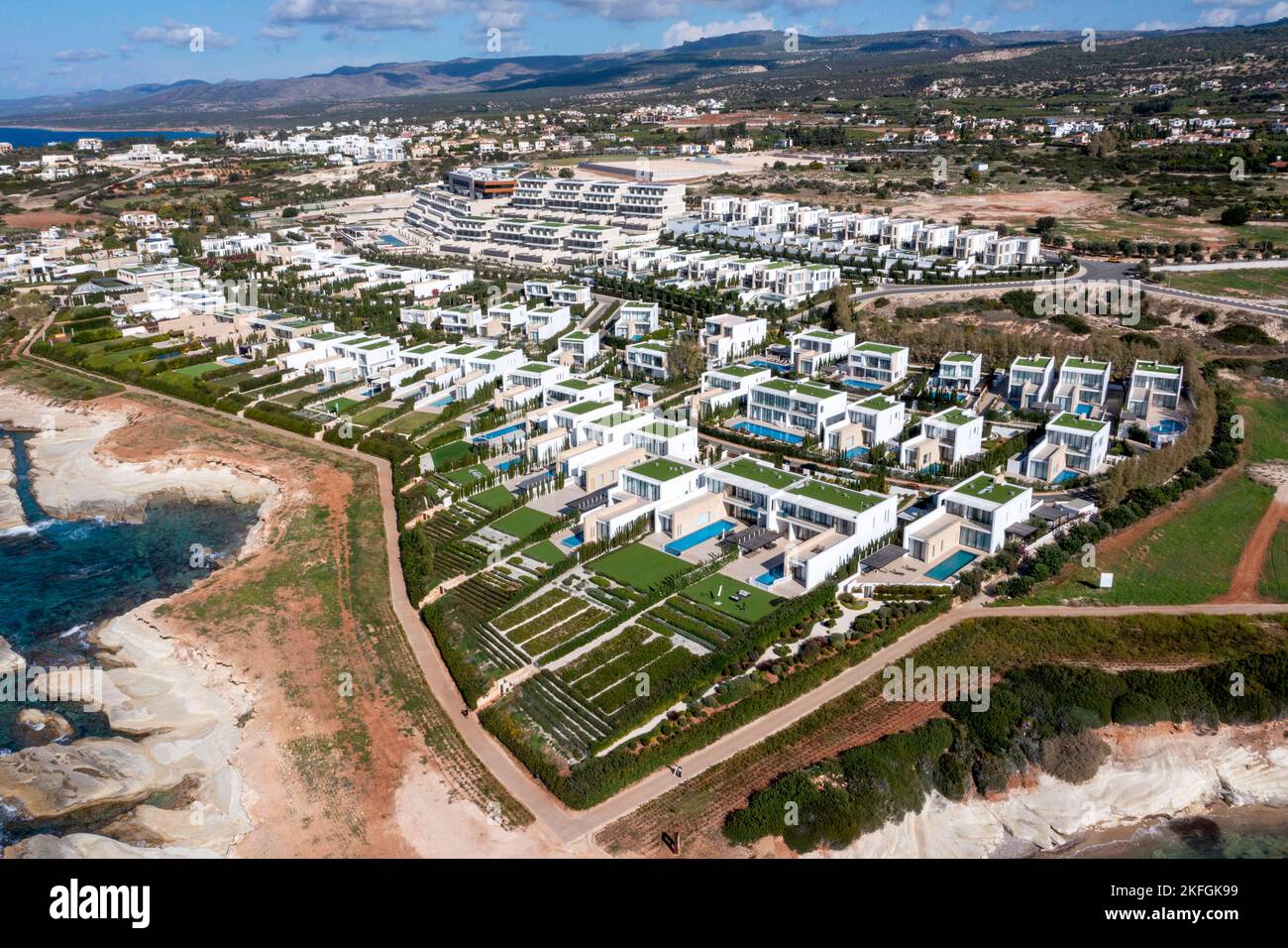 Luftaufnahme von Luxusvillen am Meer im Cap St. Georges Beach Club Resort, Region Paphos, Zypern. Stockfoto