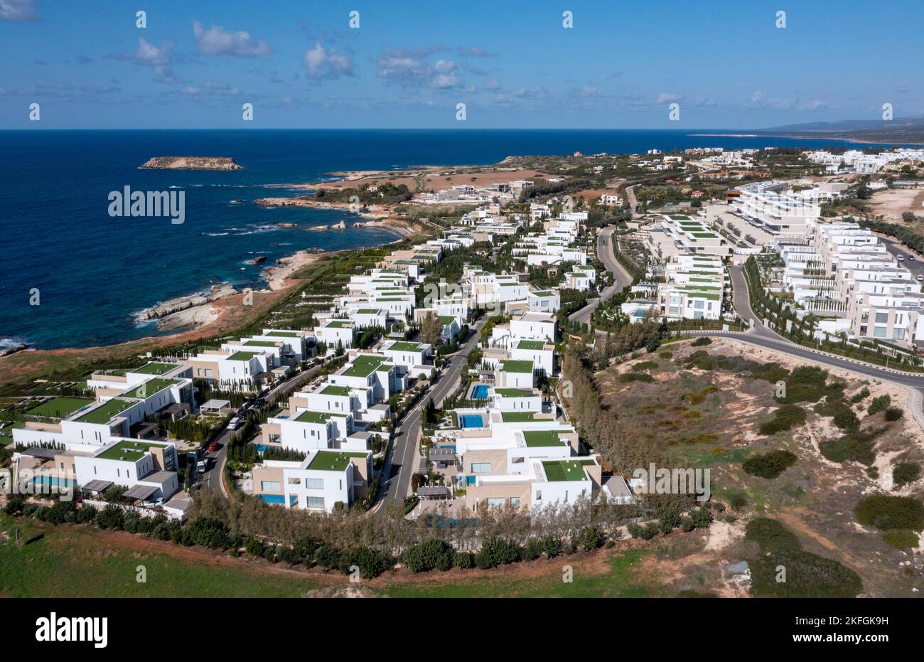 Luftaufnahme von Luxusvillen am Meer im Cap St. Georges Beach Club Resort, Region Paphos, Zypern. Stockfoto