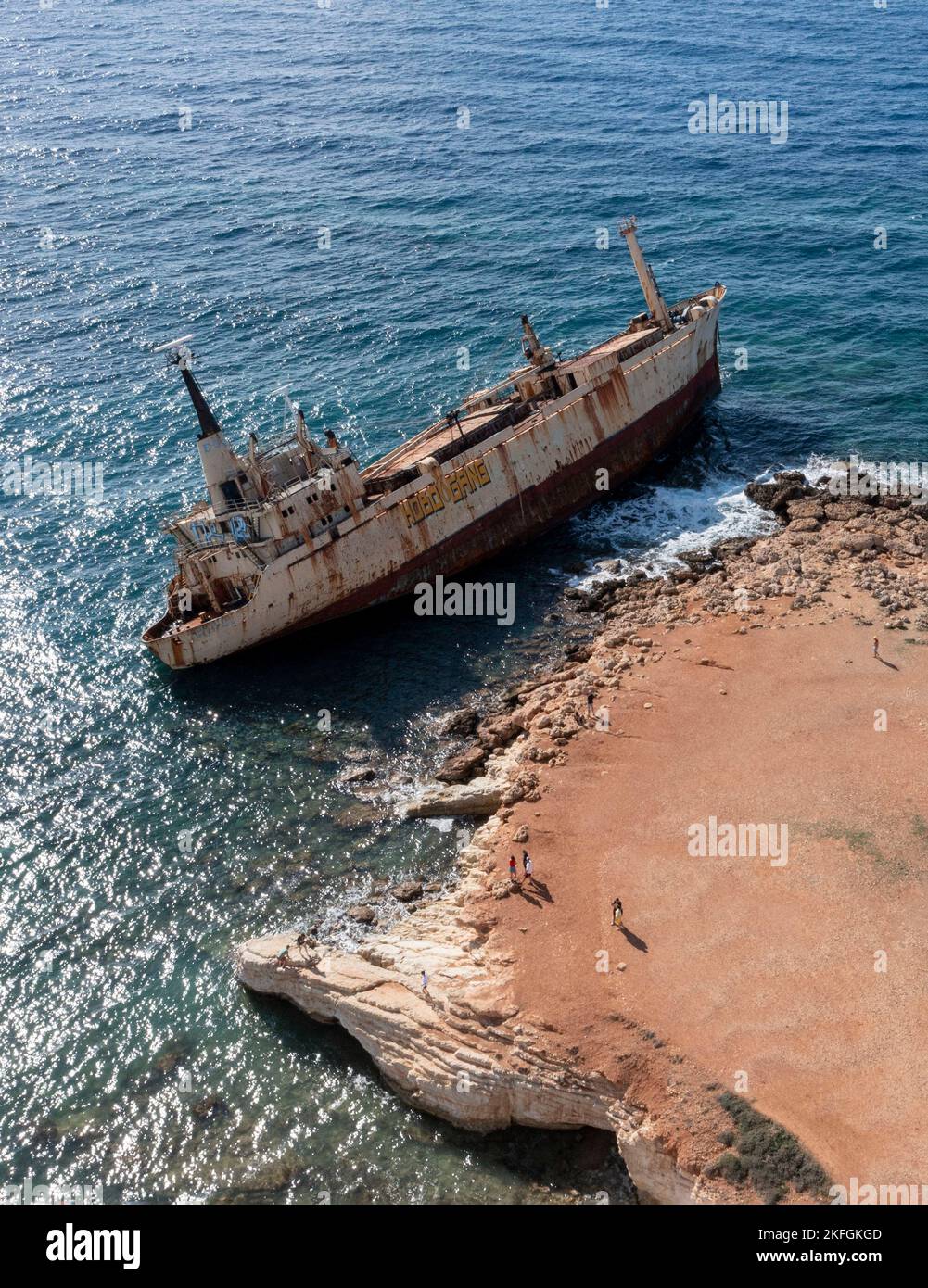 Luftaufnahme des Schiffswracks Edro 111 auf den Felsen bei Peyia, Paphos, Zypern. Das Schiff ist bei einem Sturm im Dezember 2011 auf Grund gelaufen. Stockfoto