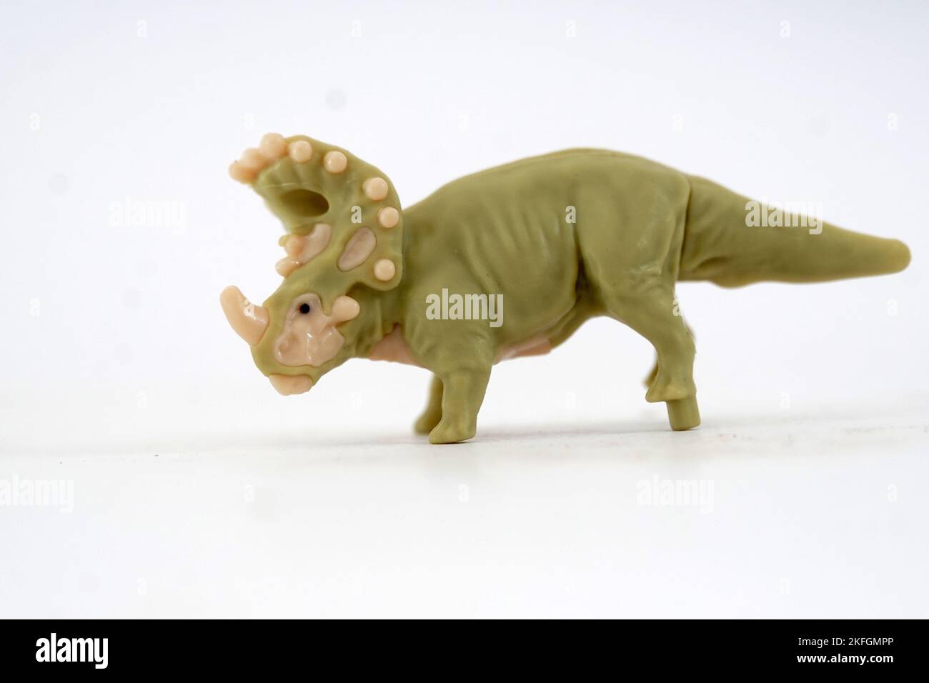 Dinosaurier-Plastikspielzeug auf weißem, kindheitliches Konzept Stockfoto