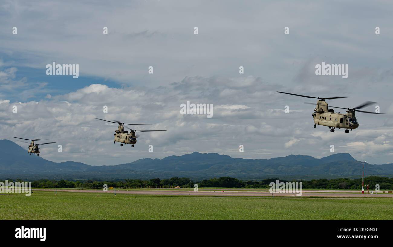 Das 1-228 Aviation Regiment Sugar Bears, das der Joint Task Force-Bravo zugewiesen wurde, führt am 15. September 2022 im Rahmen einer Trainingsübung auf dem Soto Cano Air Base, Honduras, einen mehrschiffigen CH-47 Chinook-Start durch. Diese Übung schafft Bereitschaft und stellt JTF-Bravo in die Lage, unseren zentralamerikanischen Partnern jederzeit und überall die bestmögliche Unterstützung zu bieten. Stockfoto