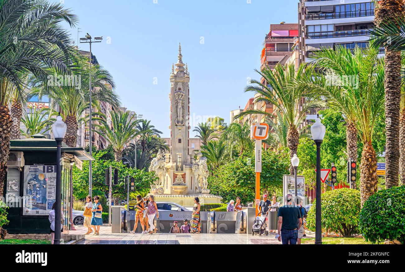Alicante, Spanien - 20. September 2022: Fußgängerweg im Median der Avenida General Marva. Der Luceros-Brunnen in der Ferne. Stockfoto