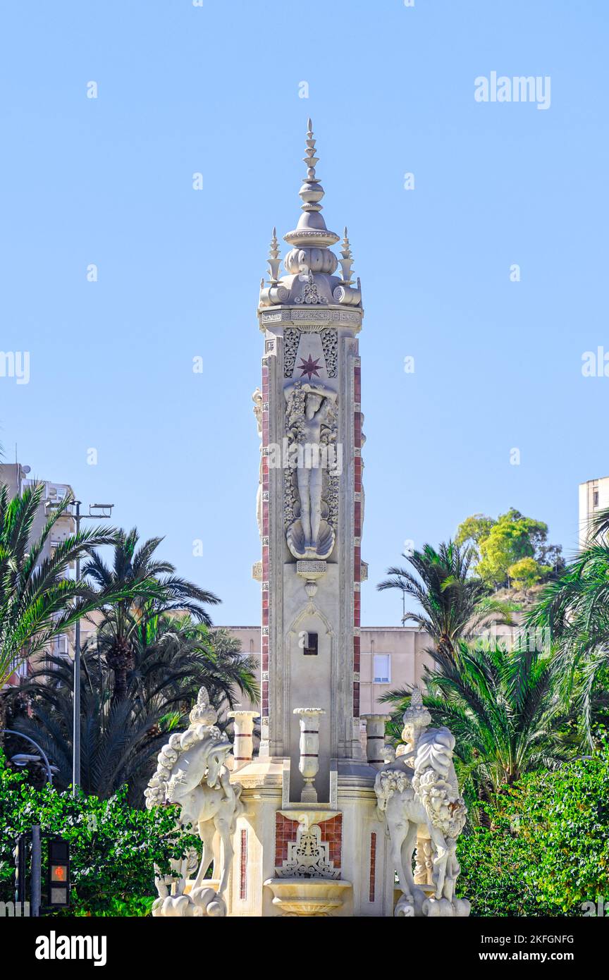 Alicante, Spanien - 20. September 2022: Zentrale Skulptur im Brunnen von Luceros, einem Wahrzeichen der Stadt. Stockfoto