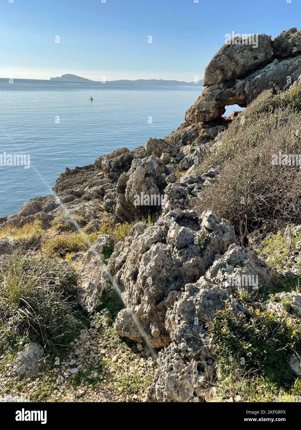 Formia, Italien. Blick auf die unberührte Küste des Mittelmeers im Parco di Gianola e Monte di Scauri. Durch Erosion geformte Felsformationen. Stockfoto