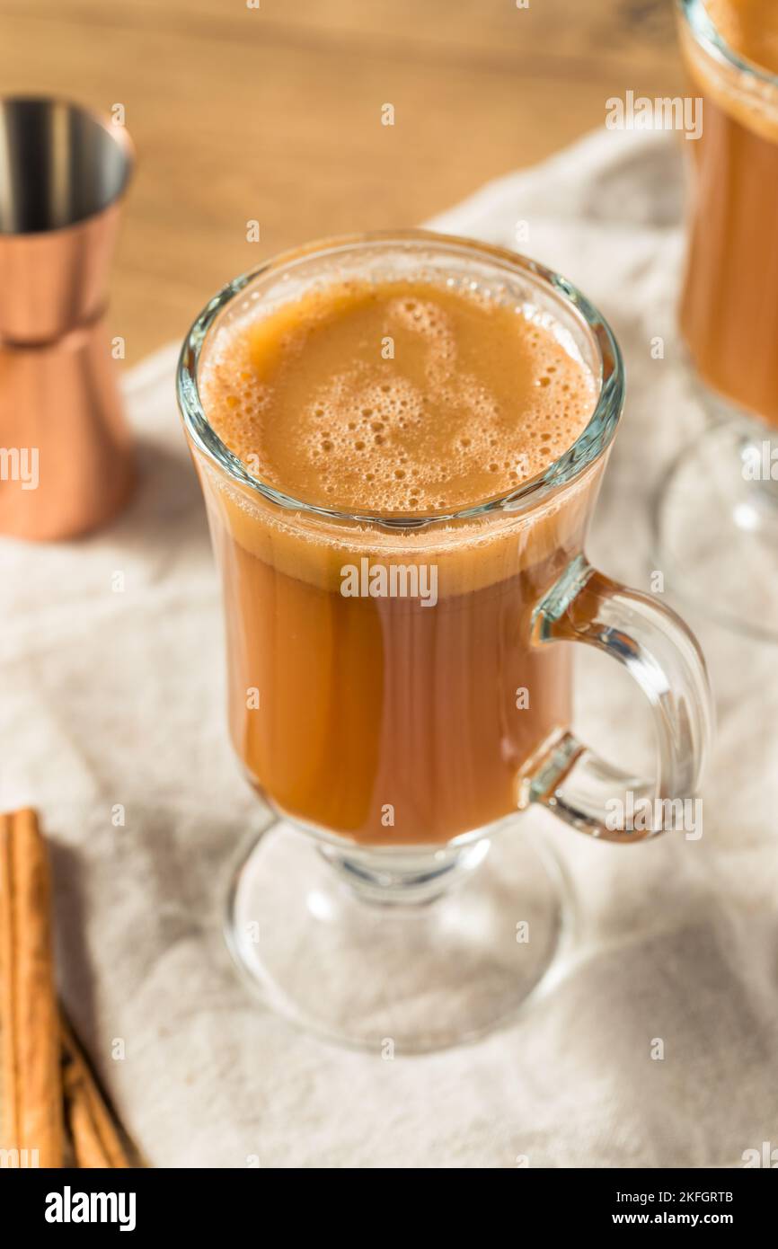 Boozy Warm Hot Buttered Rum mit Zimt und Gewürzen Stockfoto