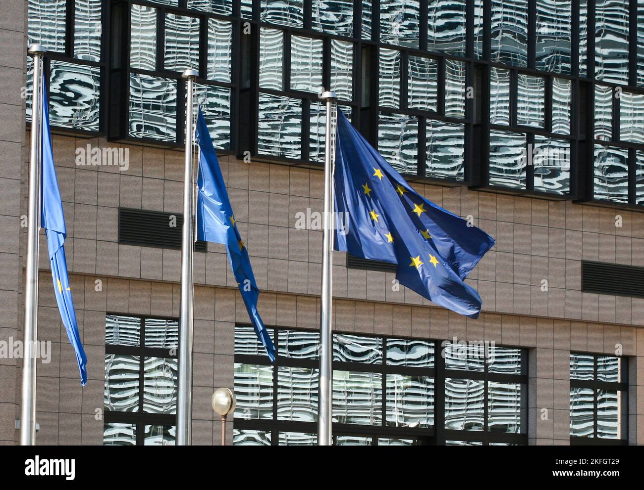 BRÜSSELER EU-FLAGGE auf Fahnenmasten vor dem Gebäude der EU-kommission Stockfoto