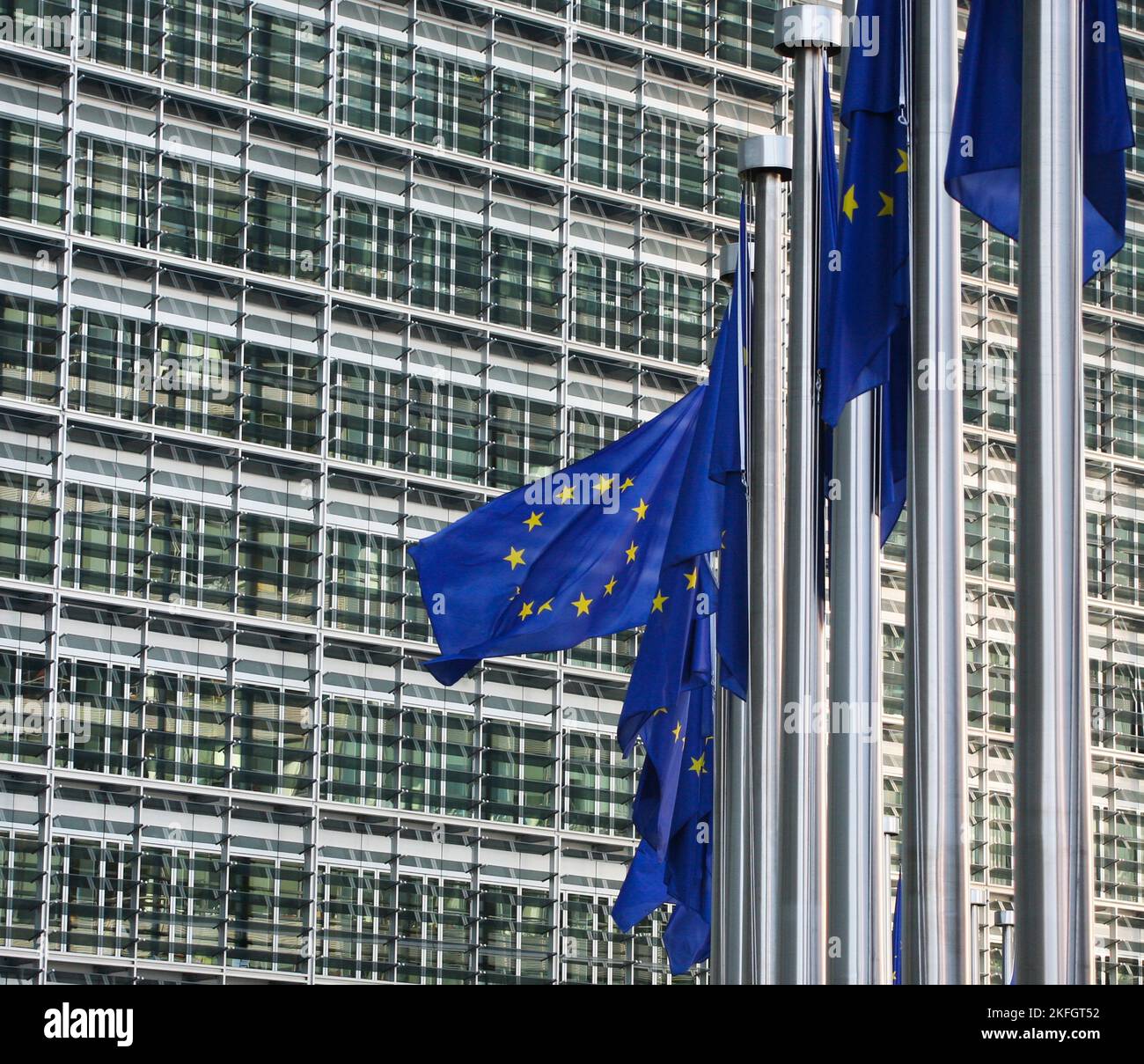 BRÜSSELER EU-FLAGGE auf Fahnenmasten vor dem Gebäude der EU-kommission Stockfoto