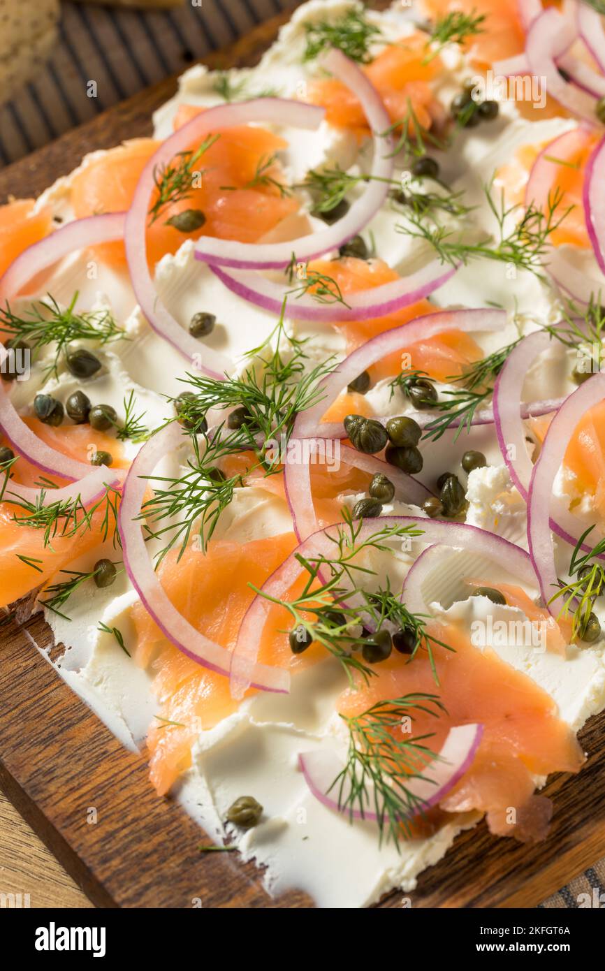 Hausgemachte Frischkäse Lox Bagel Board zum Frühstück mit Lachs Stockfoto