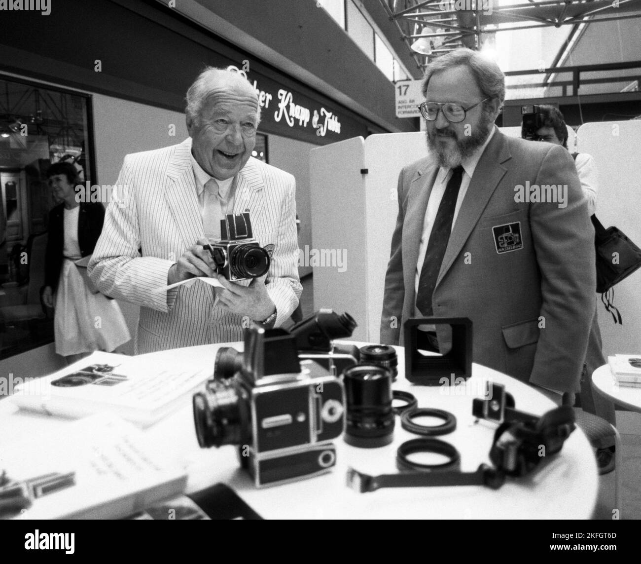 PRINZ BERTIL Schweden auf einer Industriemesse während der olympischen Sommerspiele in Los Angeles und traf einen Vertreter für Hasselblad, den Kameraproduzenten Stockfoto