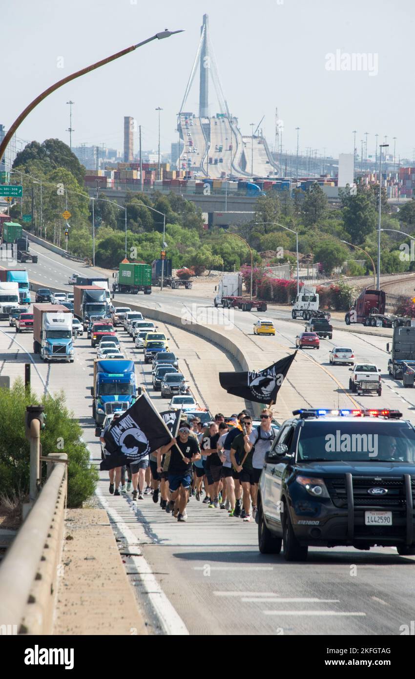 Der Luftwaffenstützpunkt Los Angeles veranstaltete eine Gedenkveranstaltung zum National POW/MIA Recognition Day, der am 15. September begann und am 16. September mit einem 54 Meilen langen Fackellauf und einer Kranzniederlegung endete. Die Fackelbeleuchtung und der Lauf begannen auf Terminal Island, Kalifornien, und endeten an der Basis. Verschiedene Basis- und Gemeindeorganisationen trugen die Fackel, während sie Staffelbeine liefen. Die Ehrenwache der Los Angeles Air Force Base überreichte die Farben für die Eröffnungszeremonie am 16. September 2022. Col. Mia Walsh, Kommandantin der Raumflugbasis Delta 3, überreicht die Trophäe „am meisten zurückgestellte Meilen“ an Freiwillige und Spitzenläufer. Stockfoto