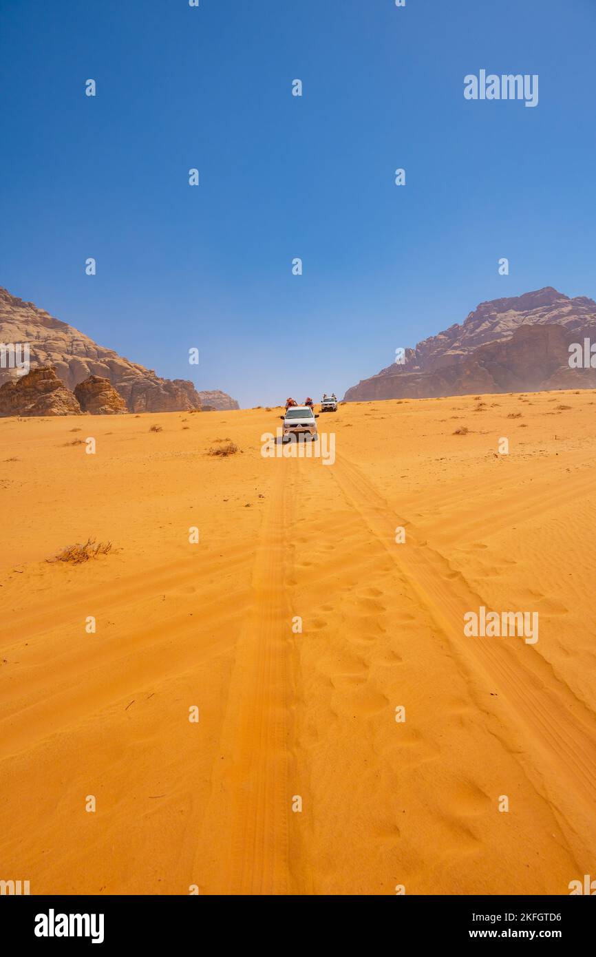 Touristen auf einer 4X4-Safari im Wadi Rum Jordan Stockfoto
