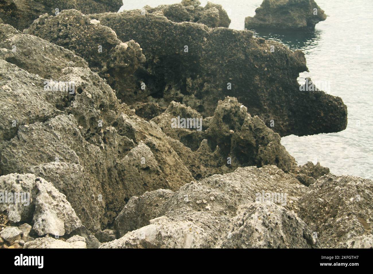 Parco di Gianola e Monte di Scauri, Italien. Erodierte Felsformationen an der Mittelmeerküste. Stockfoto