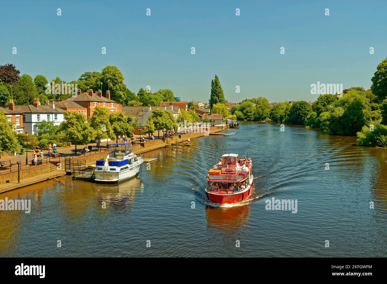 Sportboote auf dem Fluss Dee in Chester, der Grafschaftsstadt Cheshire in England. Stockfoto