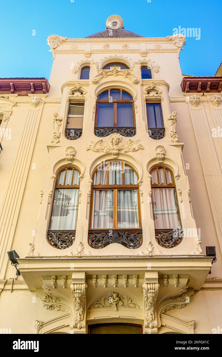 Kolonialfenster und Balkon in einem Gebäude, Valencia, Spanien Stockfoto