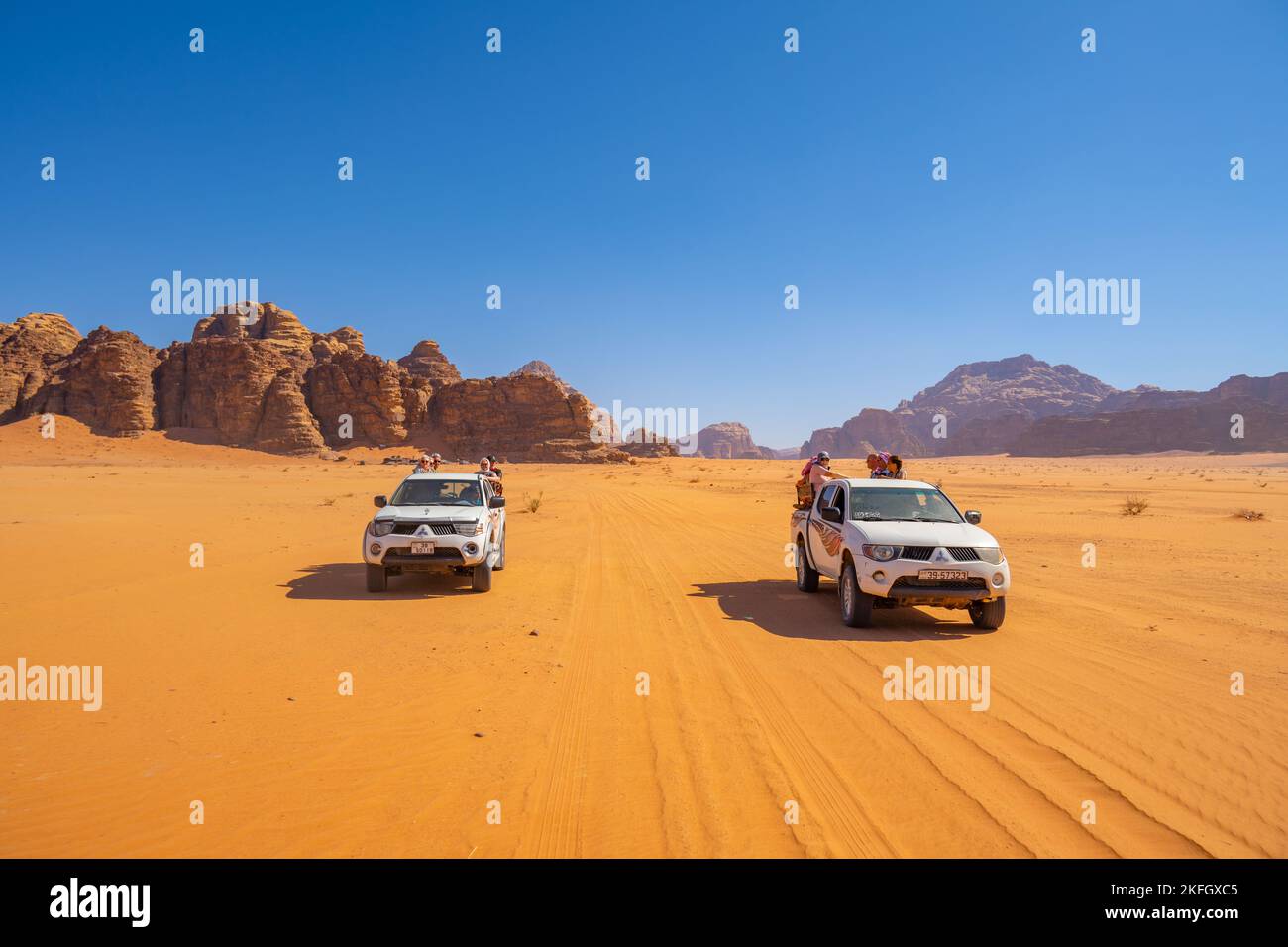 Touristen auf einer 4X4-Safari im Wadi Rum Jordan Stockfoto