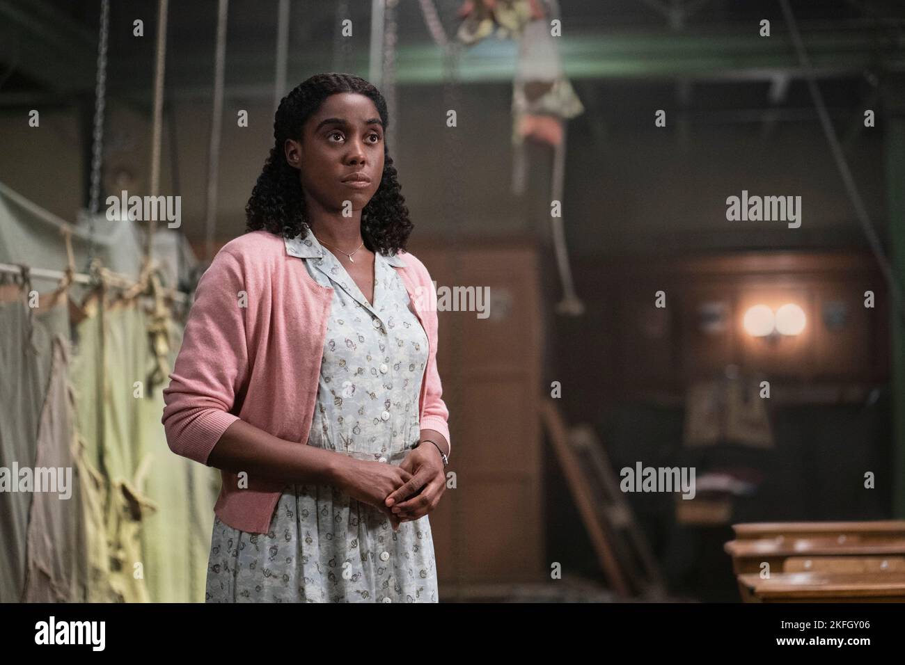 Roald Dahls Matilda das Musical. Lashana Lynch als Miss Honey in Roald Dahls Matilda das Musical. Bildnachweis: Dan Smith/Netflix Stockfoto