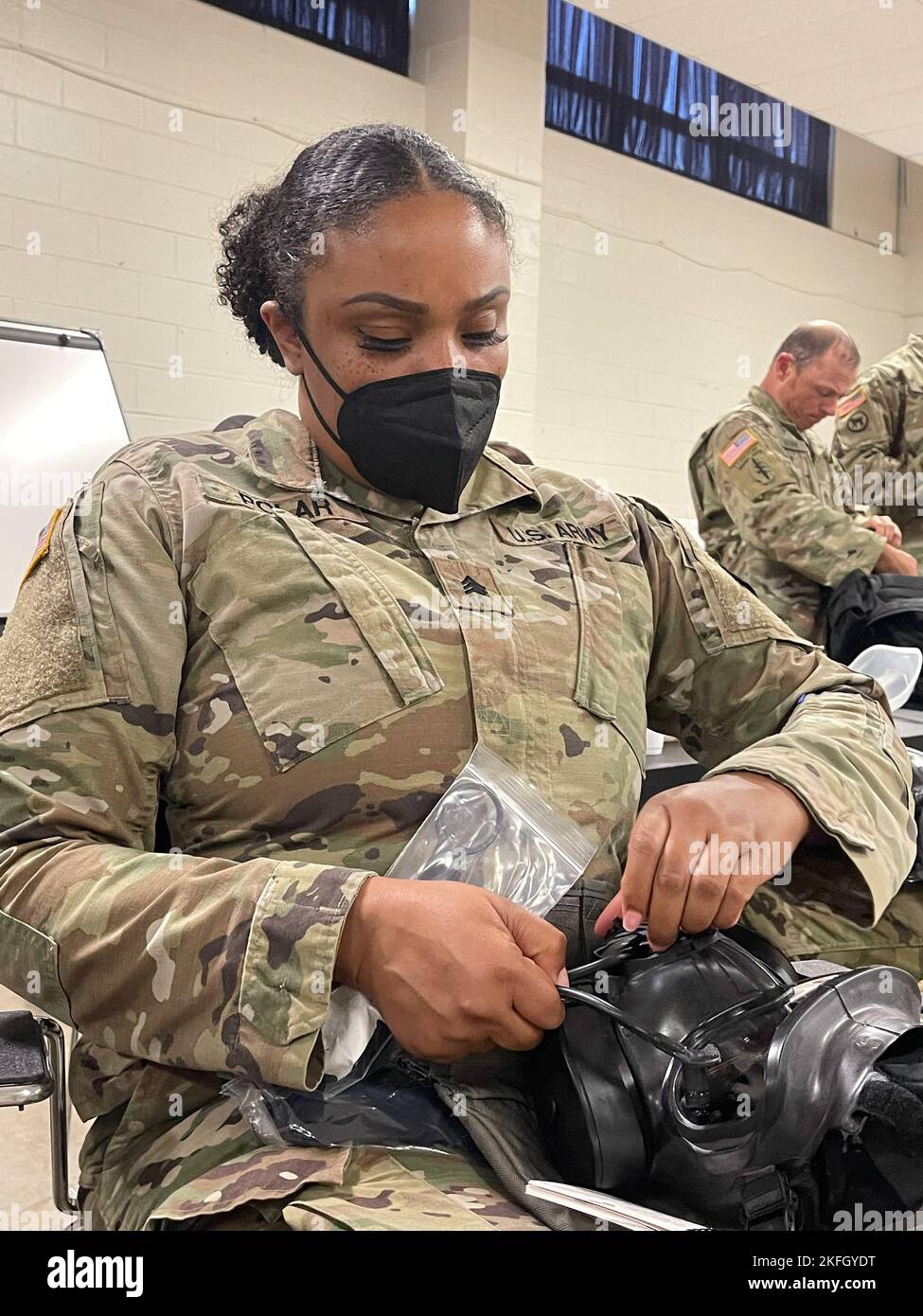 US Army Sgt. Briana Polar, mit der Combat Camera Company Airborne von 982., wird während des Trainings für chemische, biologische, radiologische, nukleare und Sprengstoffe von 982. Combat Camera Company am 16. September 2022 in East Point, GA, mit der Gasmaske von M50 vertraut. Chemische, biologische, radiologische, nukleare und explosive Ausbildung ist für Soldaten der Armee unerlässlich, um auf chemische Kriegsführung vorbereitet zu sein. Stockfoto