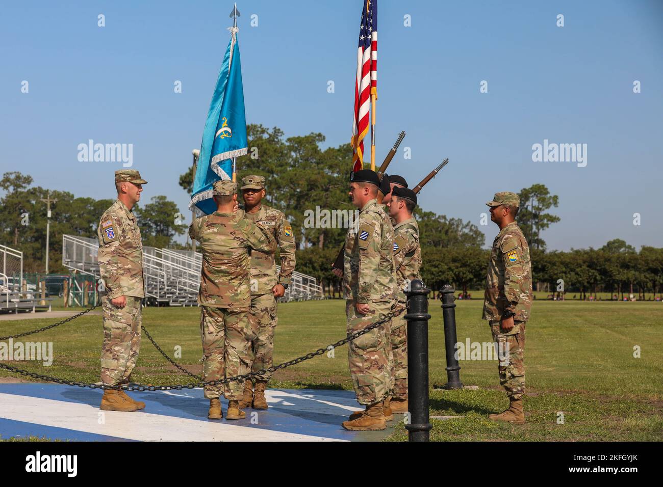 U.S. Army Command Sgt. Maj. Nam Nguyen, Senior Enlisted Advisor für das 103. Intelligence and Electronic Warfare Bataillon, hält die Bataillon-Farben während einer Bataillon-Stand-up-Zeremonie auf Fort Stewart, Georgia, am 16. September 2022. Das IEW-Bataillon 103. wird die Infanterie-Division 3. unterstützen, indem es dem Hauptquartier der Division Mehrbereichsdienste zur Sammlung von Informationen bereitstellt. Stockfoto