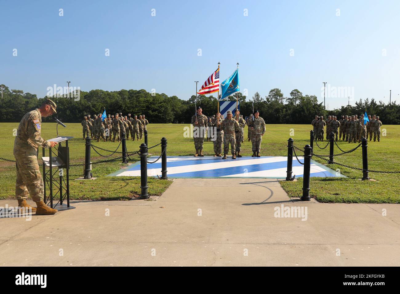 Der Oberst der US-Armee, David E. Violand, Kommandant der 525. Expeditionary Military Intelligence Brigade, spricht während einer Aufstehzeremonie des Geheimdienst- und Elektronischen Kriegsbataillons 103. auf Fort Stewart, Georgia, am 16. September 2022. Das IEW-Bataillon 103. wird die Infanterie-Division 3. unterstützen, indem es dem Hauptquartier der Division Mehrbereichsdienste zur Sammlung von Informationen bereitstellt. Stockfoto