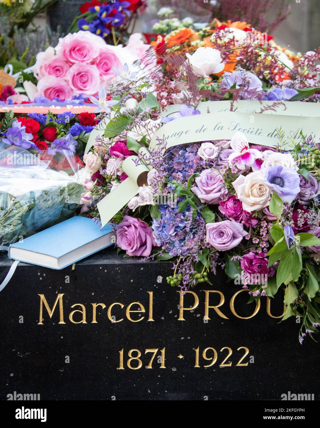 Paris, Frankreich, 18.. November 2022. Feier zum 100. Todestag von Marcel Proust auf seinem Grab auf dem Friedhof von Père Lachaise - Jacques Julien/Alamy Live Stockfoto