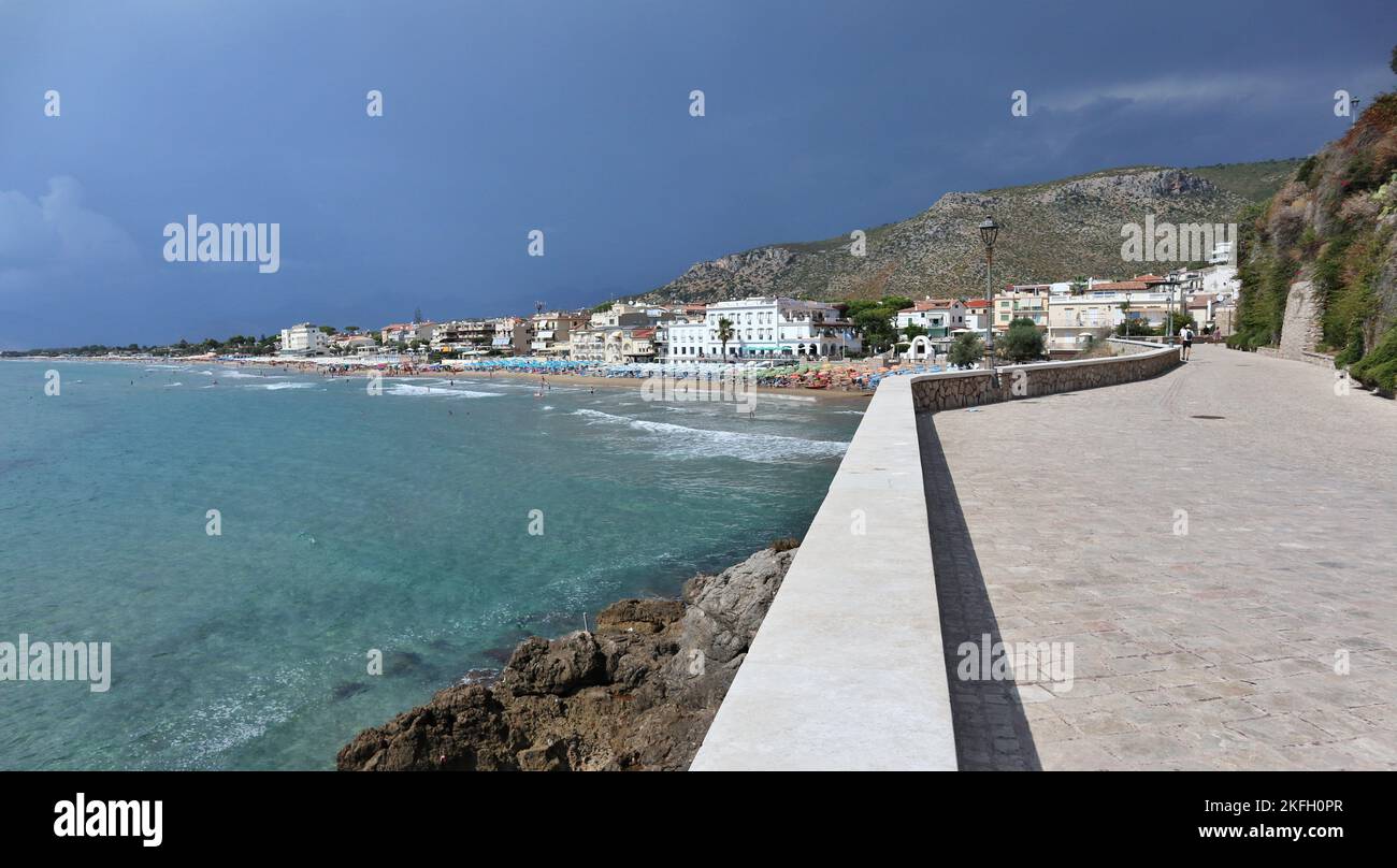 Sperlonga - Panorama delle Spiagge di Ponente da Via del Porto Stockfoto