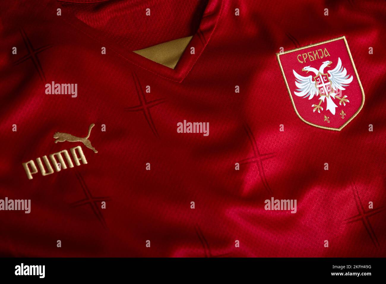 Nahaufnahme des Nationalmannschaftswappens auf dem Heimtrikot. FIFA Fußball-Weltmeisterschaft Katar 2022. Stockfoto