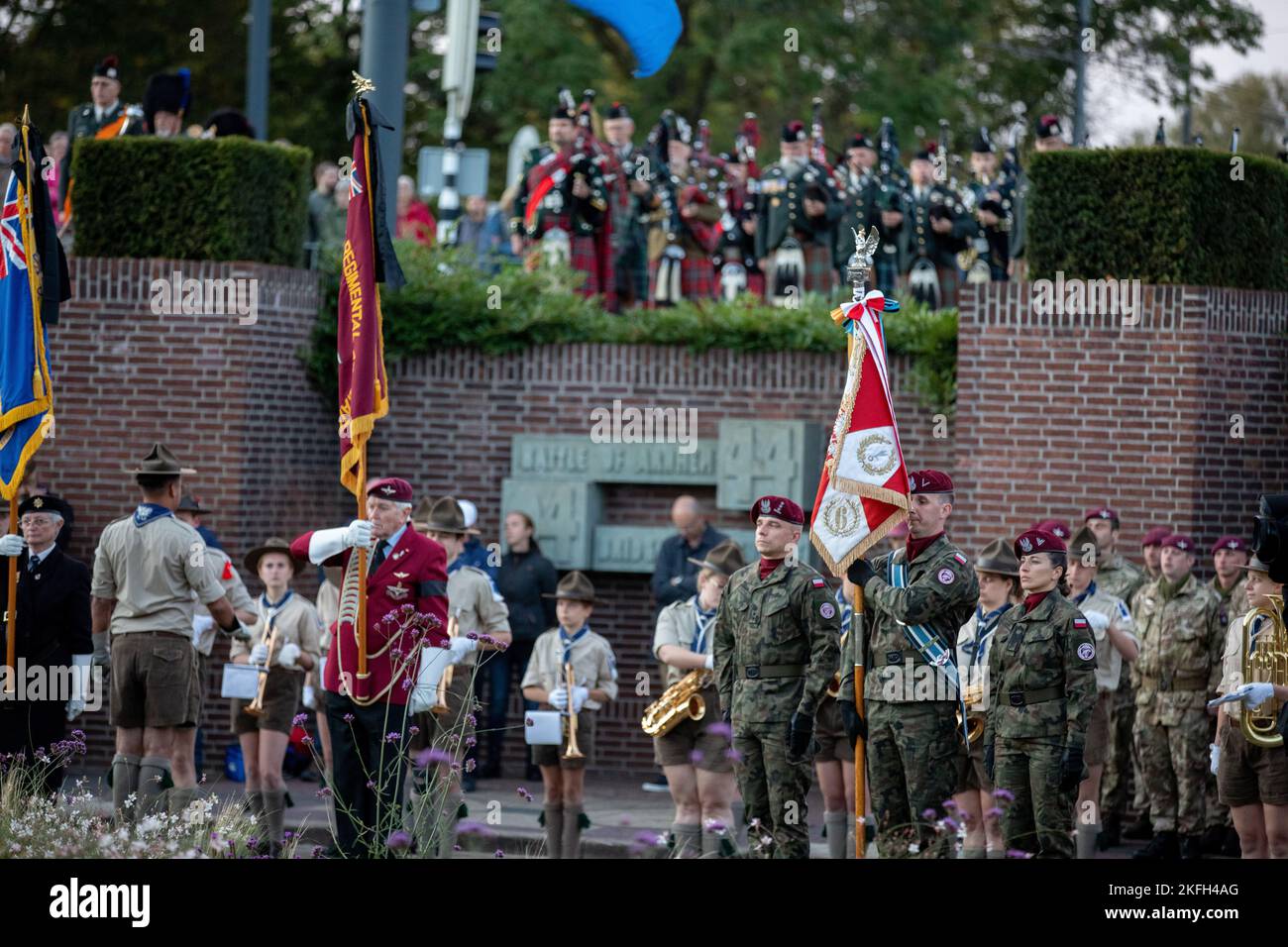 Eine Gruppe polnischer Fallschirmjäger nimmt an einer Zeremonie anlässlich des Jahrestages der Operation Market Garden an der Robert-Frost-Brücke, Arnhem, Niederlande, Teil., 16. September 2022. Diese europäischen Bürger erinnern sich an das Opfer des britischen Fallschirmregiments von 1. und ehren diejenigen, die während des Zweiten Weltkriegs ihr Leben bei der Befreiung der Niederlande verloren haben Stockfoto