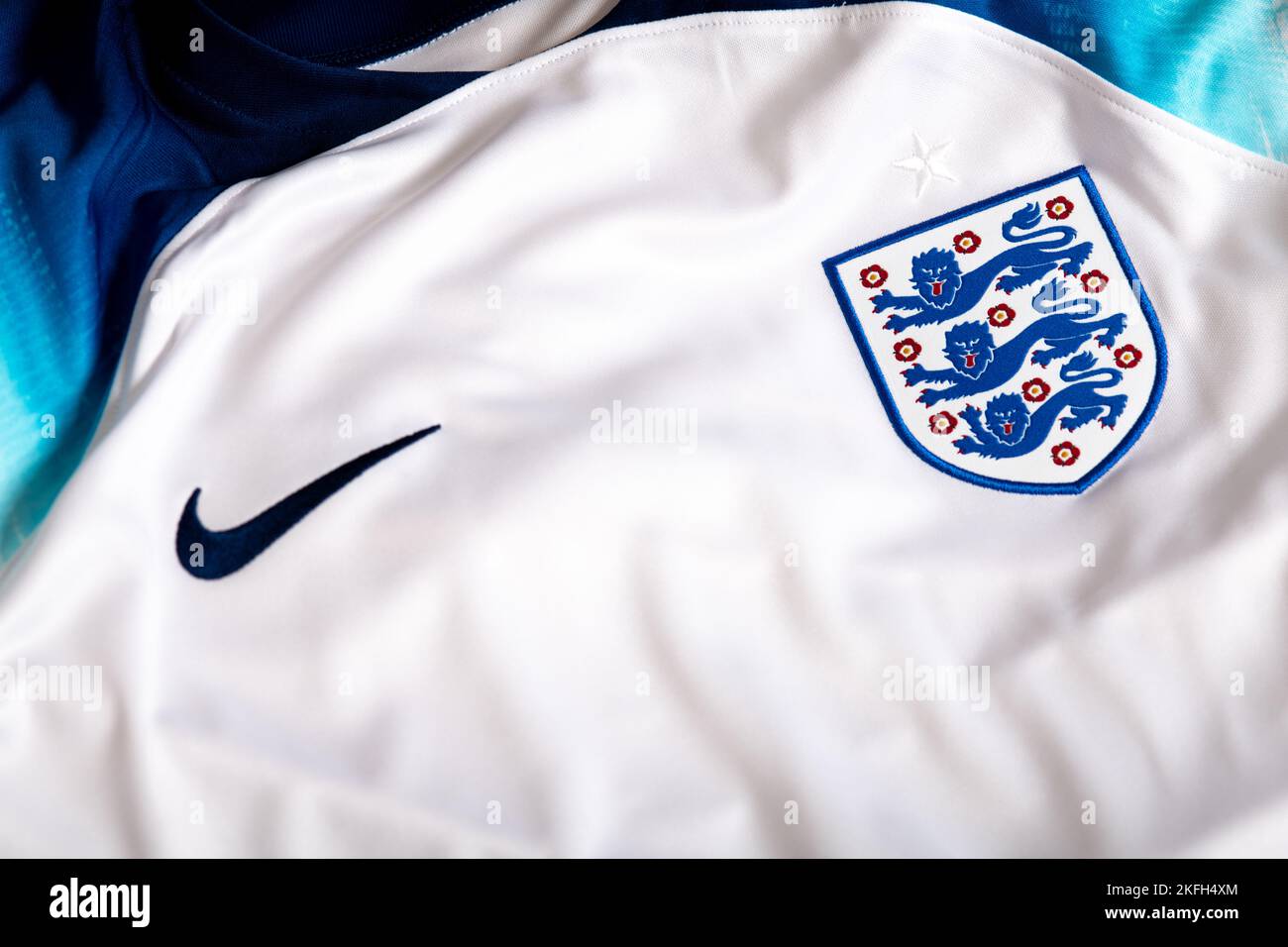 Nahaufnahme des Nationalmannschaftswappens auf dem Heimtrikot. FIFA Fußball-Weltmeisterschaft Katar 2022. Stockfoto