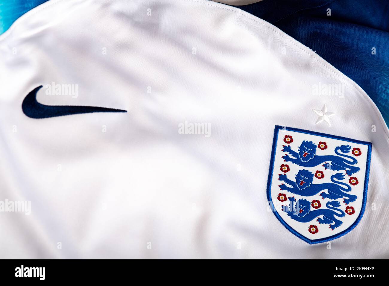 Nahaufnahme des Nationalmannschaftswappens auf dem Heimtrikot. FIFA Fußball-Weltmeisterschaft Katar 2022. Stockfoto