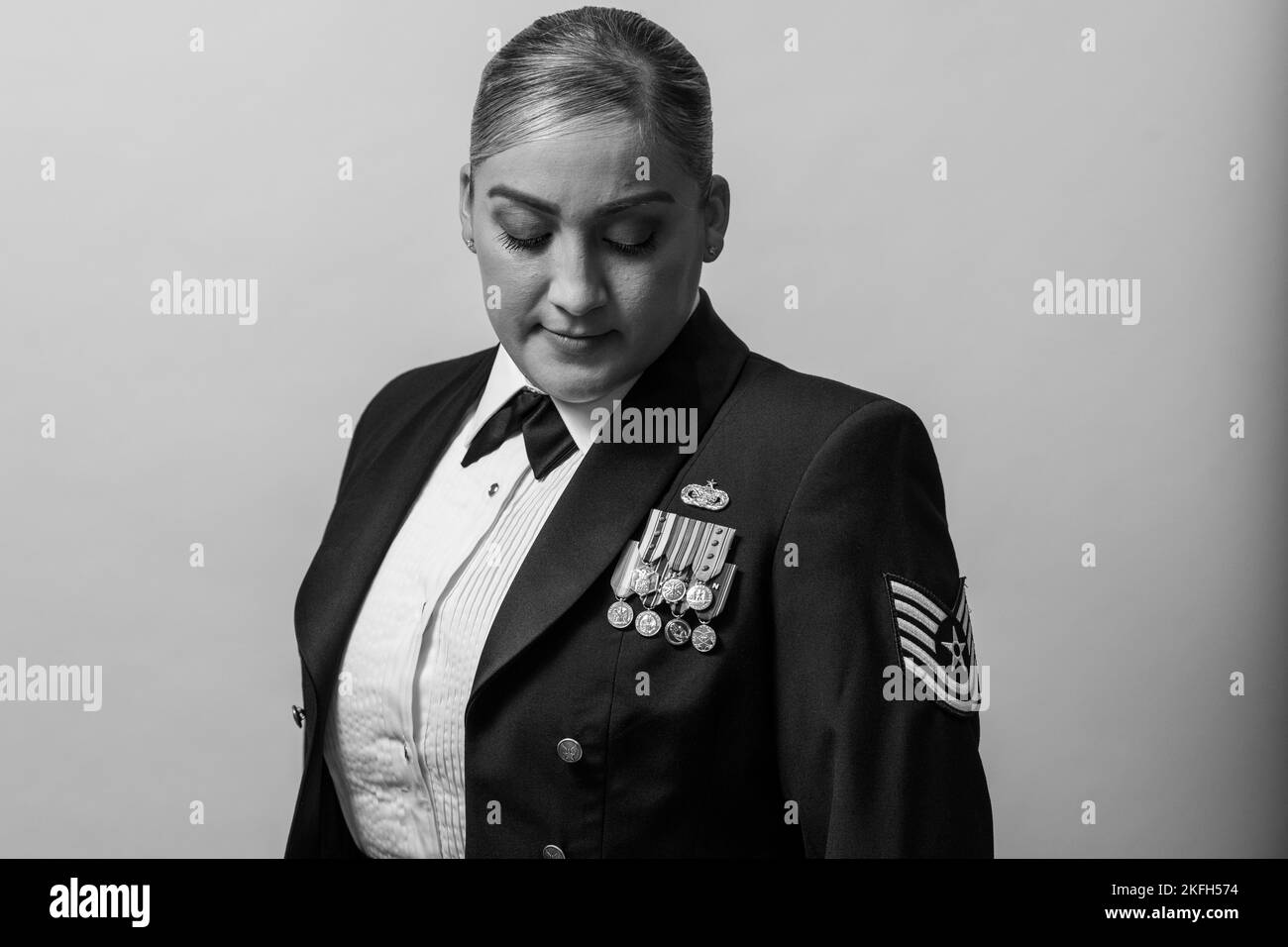 US Air Force Tech. Sgt. Kristen Patlan, 60. Sicherheitskräfte Squadron Verteidiger und 60. Air Mobility Wing Inspector General Inspections Analyst, steht für ein Porträt während der Team Travis’ Air Force 75. Jubiläumsgala in der Sunrise Bankettsaal in Vacaville, Kalifornien, 16. September 2022. Die Luftwaffe versorgt Amerika mit der Luftwaffe, die es braucht, um die Nation zu verteidigen, unsere Gegner abzuschrecken oder zu besiegen, unsere Partner und Verbündeten zu beruhigen und die Diplomatie dabei zu unterstützen, aus einer Position der Stärke auszukommen, die auf der diesjährigen Gala gefeiert wurde. Stockfoto