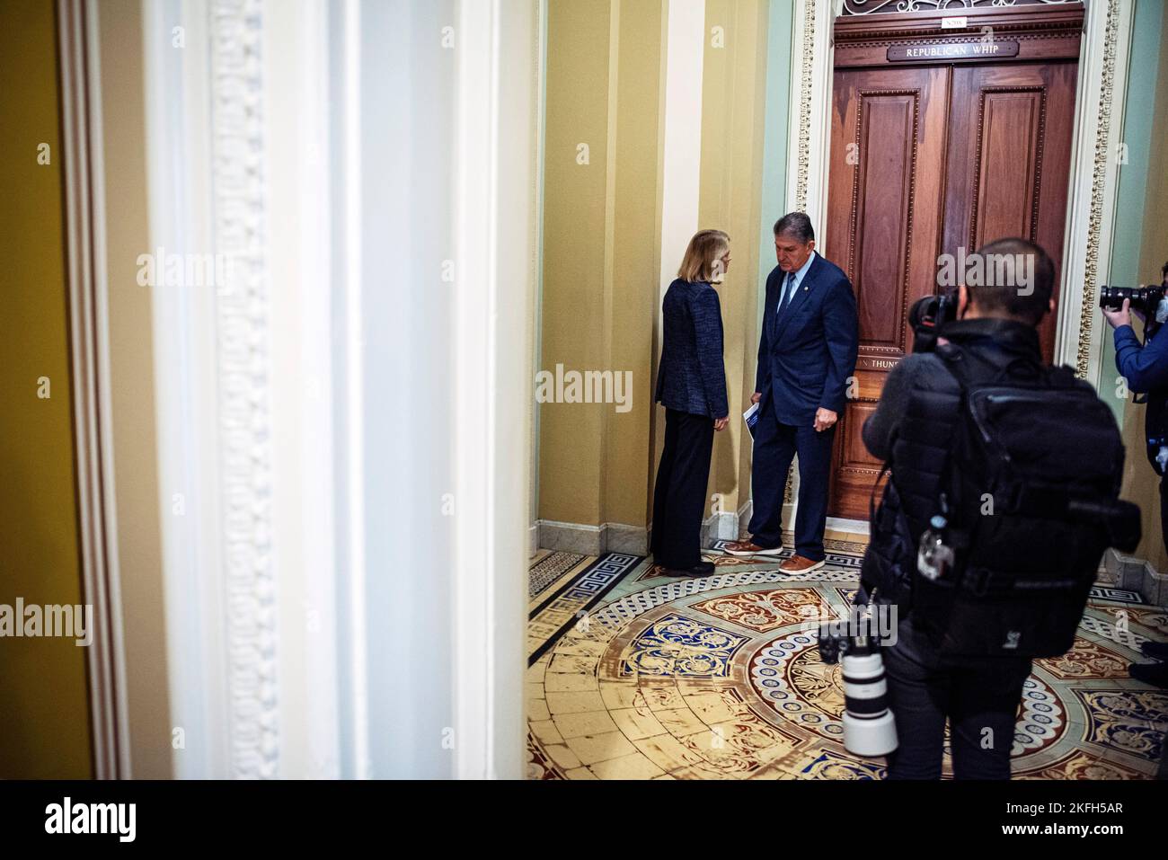 Washington, Vereinigte Staaten Von Amerika. 16.. November 2022. Der US-Senator Joe Manchin (Demokrat aus West Virginia) spricht mit der US-Senatorin Lisa Murkowski (Republikanerin aus Alaska) am Mittwoch, den 16. November 2022, im US-Kapitol in Washington, DC. Kredit: Cliff Owen/CNP/AdMedia/Newscom/Alamy Live Nachrichten Stockfoto