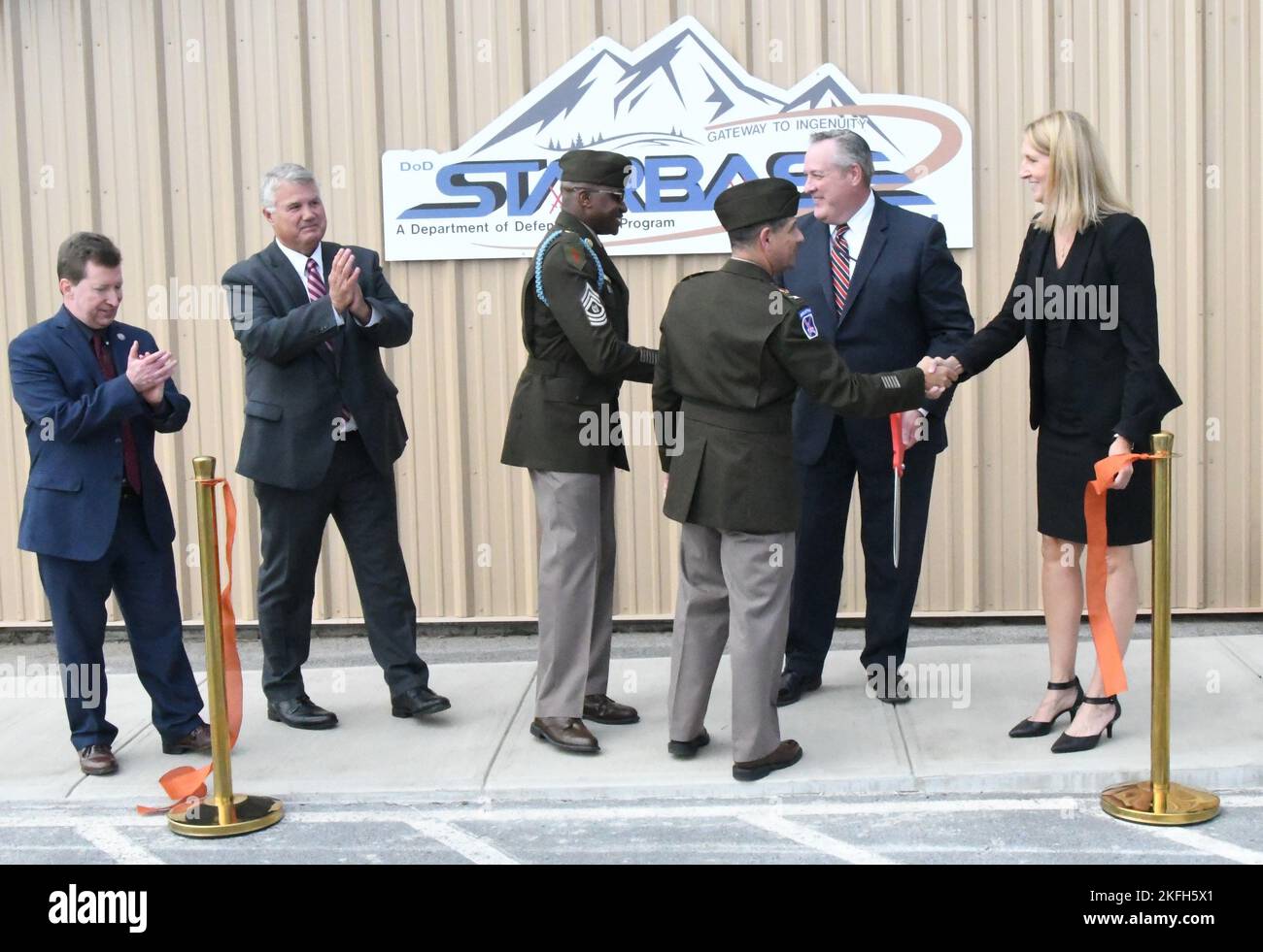 Am 16. September nahmen Stephen Todd, Jefferson-Lewis BOCES District Superintendent, Eric Wagenaar, Fort Drum Deputy des Garnisonskommandeurs, Command Sgt, an der Zeremonie zum Schneiden von Bändern an der Fort Drum DoD STARBASE Academy Teil. Maj Shelly Jenkins, Senior-Beraterin der Garnison von Fort Drum; Col. James Zacchino Jr., Kommandeur der Garnison von Fort Drum; Michael O'Toole, Direktor für zivile militärische Programme im Büro des stellvertretenden Verteidigungsministers für Manpower und Reserveangelegenheiten; und Joanne Witt, Direktorin der Fort Drum DoD STARBASE Academy. (Foto von Mike Strasser, Fort Drum Garrison Public Aff Stockfoto