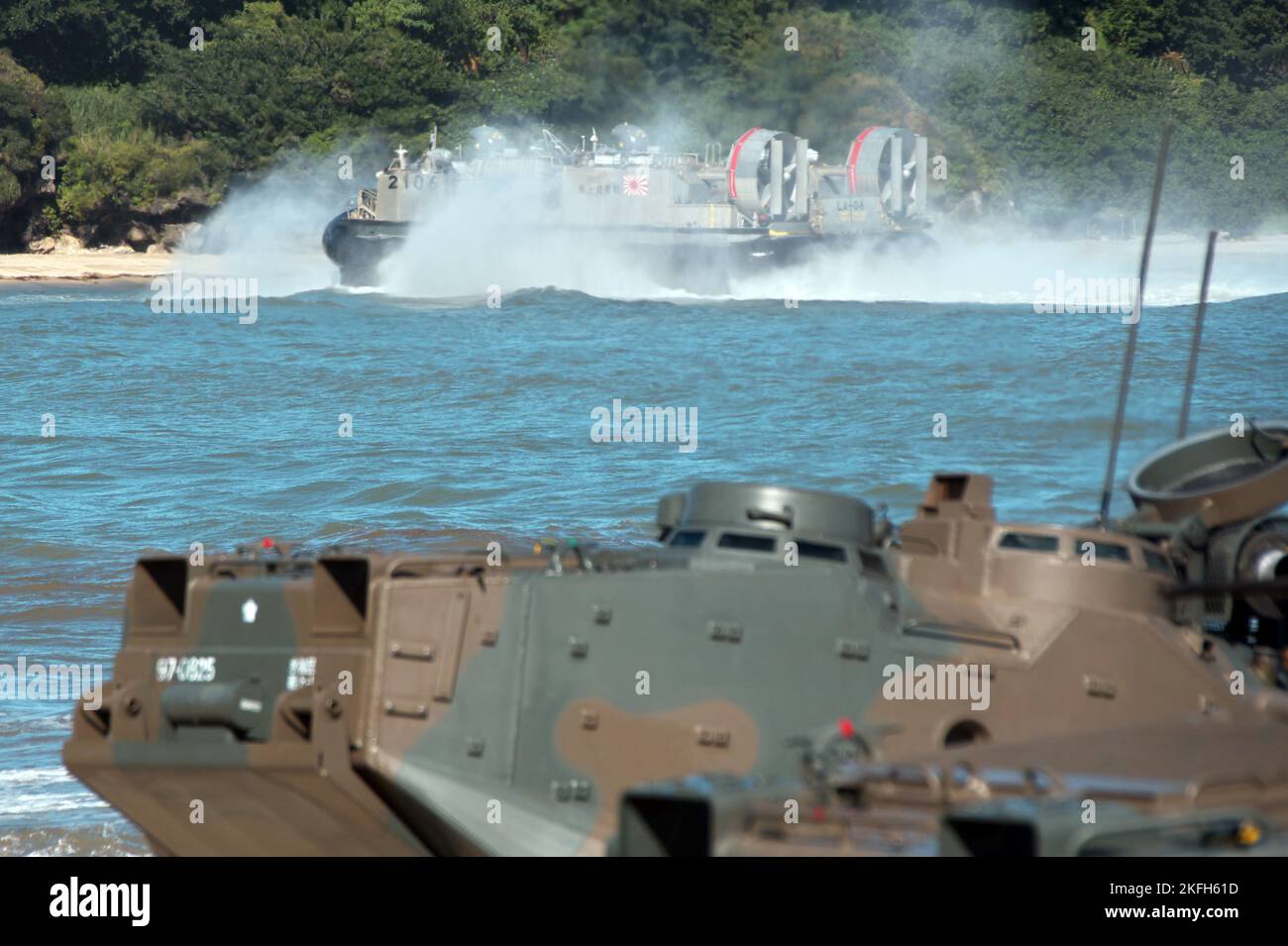 Die LCAC (Landungsschiff, luftgedämpft) der japanischen Selbstverteidigungskräfte wird während der gemeinsamen militärischen Übung „Keen Sword 23“ der USA und Japans am Manda Beach auf der Insel Tokunoshima, Präfektur Kagoshima, Japan, am 18. November 2022 landen sehen. Foto von Keizo Mori/UPI Credit: UPI/Alamy Live News Stockfoto