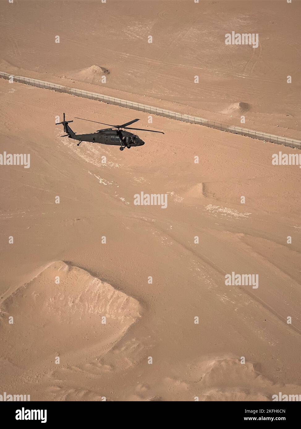 Ein UH-60m Black Hawk mit 3-142. Assault Helicopter Bataillon (AHB) aus Ronkonkoma, NY, errichtet einen Abstieg zur Landung in einer nicht verbesserten Landezone in der Nähe von Camp Buehring, Kuwait, 16. September 2022. Die Flugzeugbesatzungen für den 3-142. AHB führten einen Trainingsflug durch, um den Staub, die Trümmer und die allgemeine Sicherheit verschiedener Landezonen rund um das Camp Buehring zu bewerten. 3-142. AHB, der 36. Combat Aviation Brigade angeschlossen, unterstützt derzeit die kombinierte Joint Task Force - Operation Inhärent Resolve Mission, um gemeinsam vermittelte Kräfte bei der dauerhaften Niederlage von Da'esh zu beraten, zu unterstützen und zu ermöglichen, Stockfoto