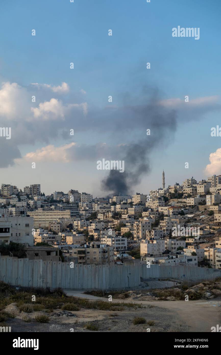 Blick auf die von Israel erbaute Trennungsbarriere im Westjordanland rund um die palästinensische Stadt Al-RAM, die nordöstlich von Jerusalem liegt, etwas außerhalb der Stadtgrenze. Israel Stockfoto