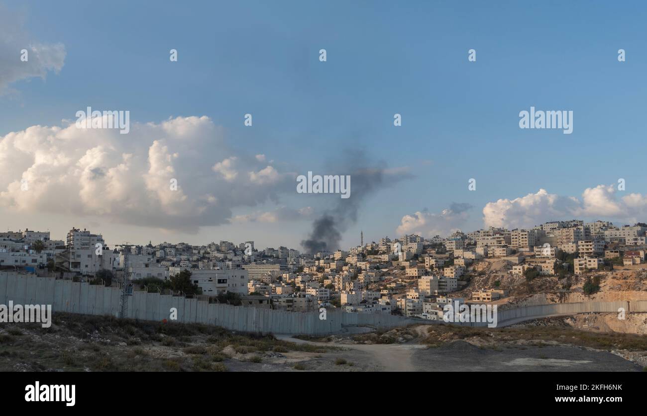 Blick auf die von Israel erbaute Trennungsbarriere im Westjordanland rund um die palästinensische Stadt Al-RAM, die nordöstlich von Jerusalem liegt, etwas außerhalb der Stadtgrenze. Israel Stockfoto