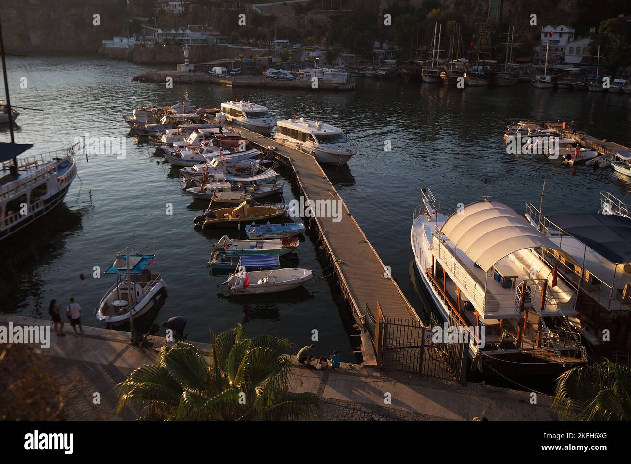 Blick auf den alten Yachthafen von Antalya und die Boote.Türkiye Stockfoto