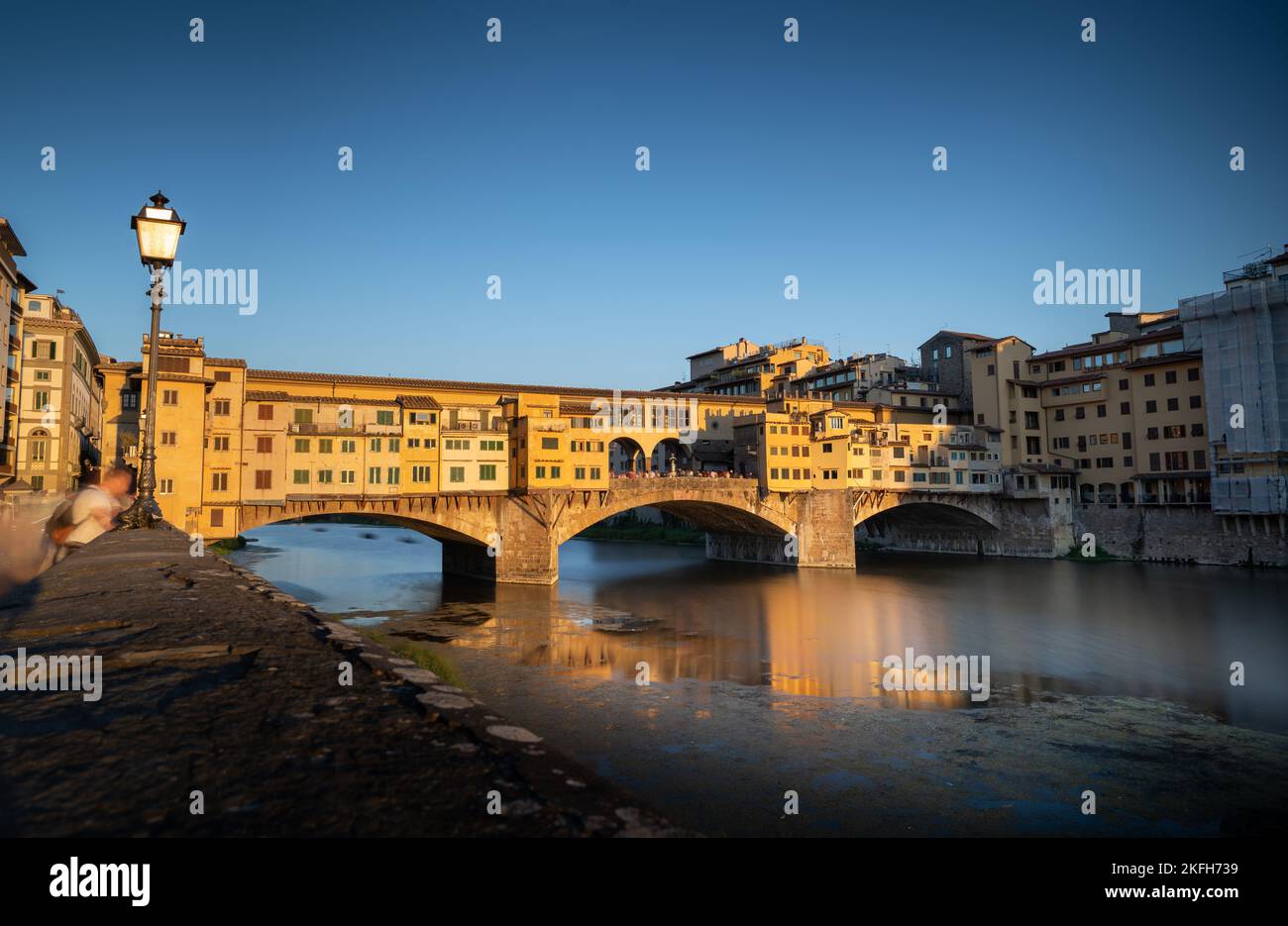 Ein schöner Blick auf die Ponte Vecchio, eine geschlossene Bogenbrücke über den Fluss Arno in Florenz, Italien Stockfoto