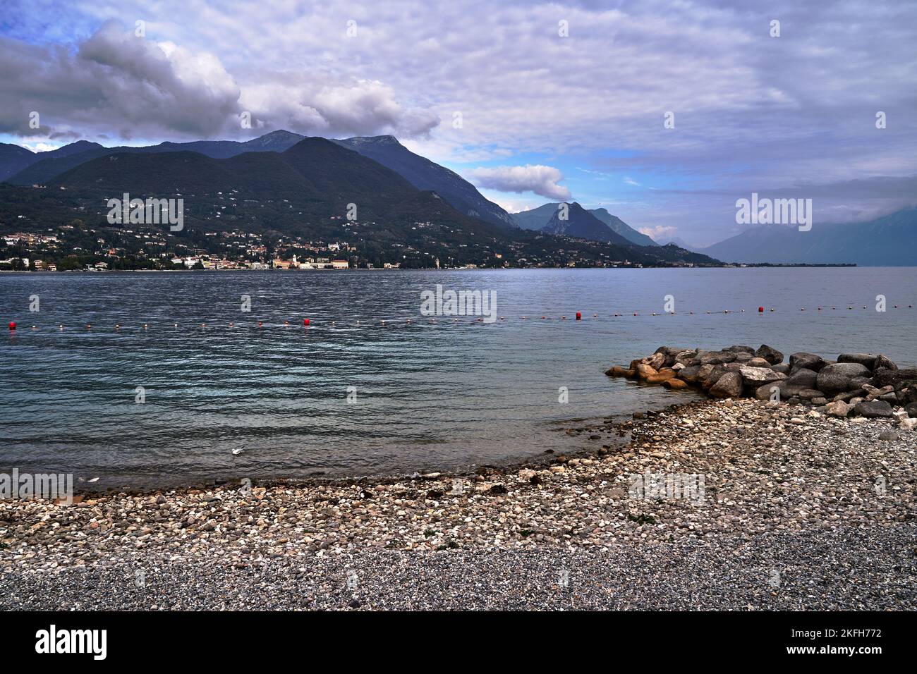 Kiesstrand und Berge am Gardasee in Italien Stockfoto