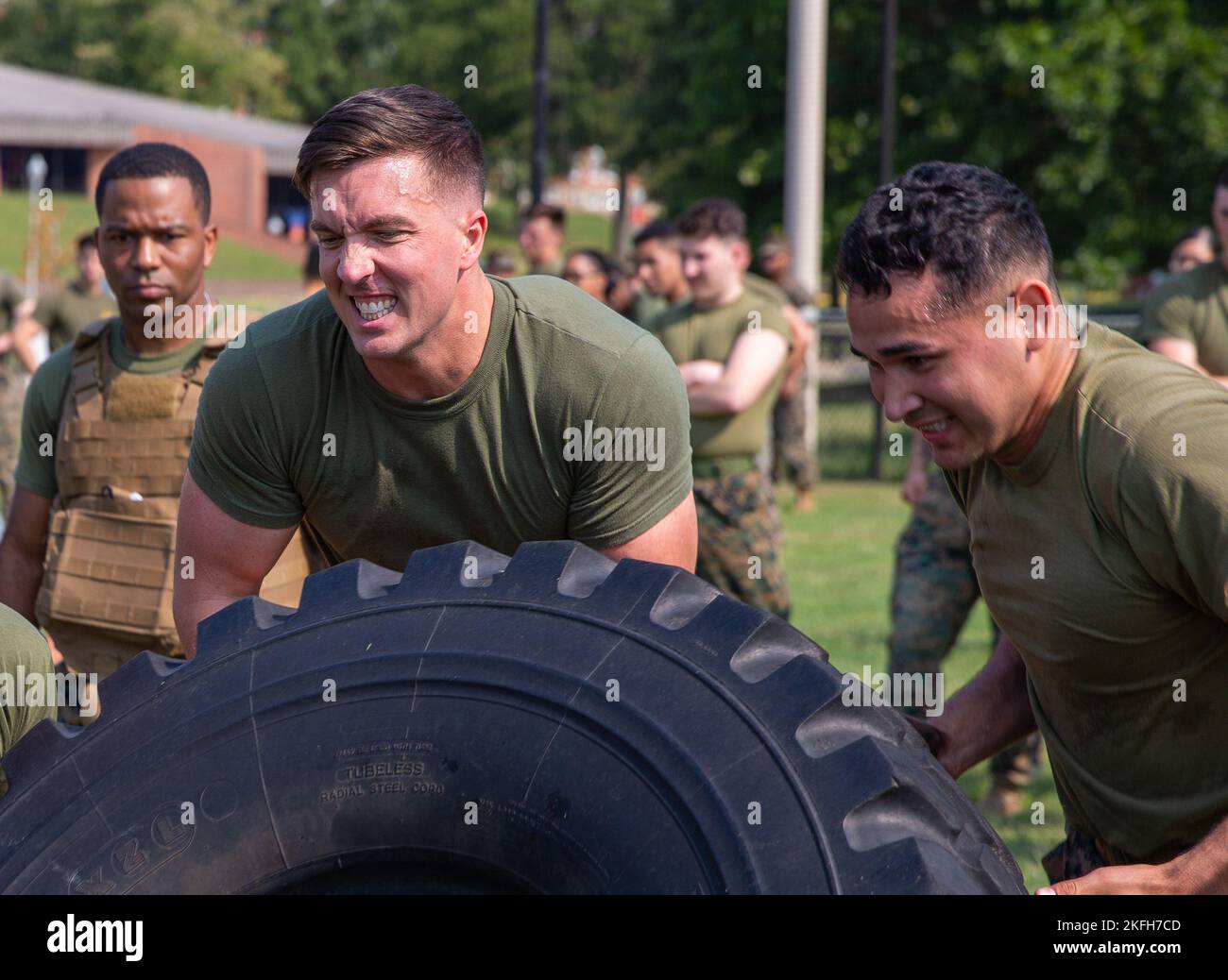 Seth Smith und CPL. Jesse Cobos tritt bei einem Treffen des ...