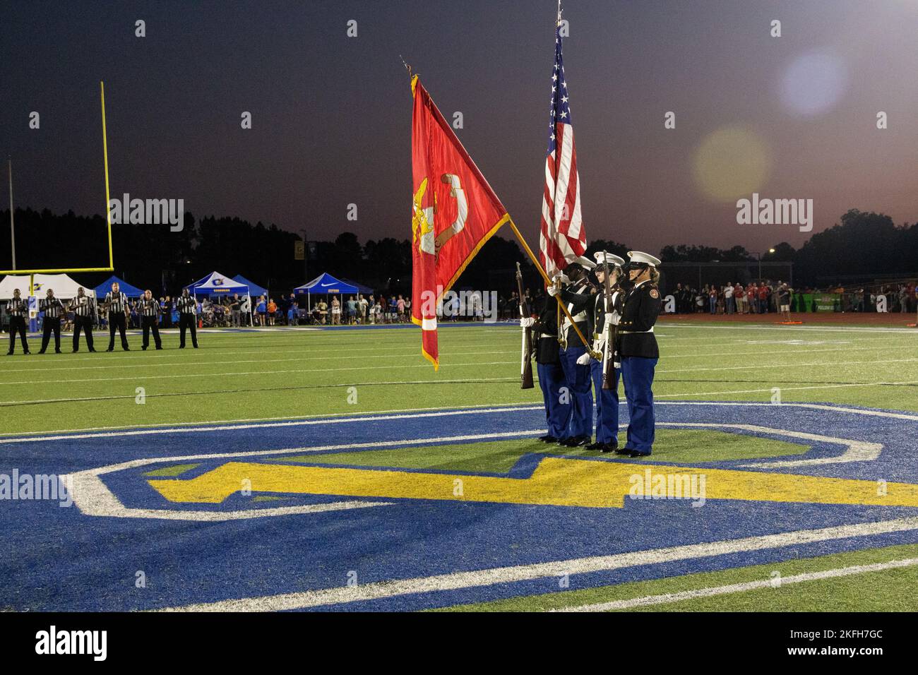 Oxford High School Junior Reserve Officer Training Corps Cadets präsentieren die Farben des United States and Marine Corps bei der Eröffnungszeremonie für das jährliche Crosstown Classic Fußballspiel gegen die Lafayette High School im Oxford Junior High School Fußballstadion in Oxford, Mississippi, 16. September 2022. GARS hebt langjährige Rivalitäten in der High School durch eine Reihe von Fußballspielen im ganzen Land hervor, zusammen mit der Möglichkeit für einzelne Spieler, Scholar Athlete und die wertvollsten Player Awards zu erhalten. Die Oxford Chargers treten jedes Jahr in den Cros gegen die Lafayette Commodores an Stockfoto