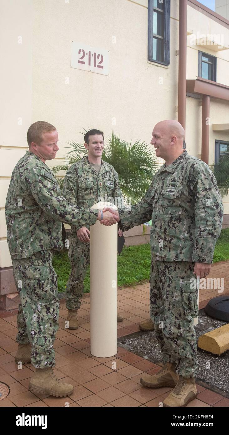 SANTA RITA, Guam (Sept 16, 2002) Bef. John Keefe, Kommandant der mobilen Einheit fünf der SprengstoffOrdnanz (EODMU5), begrüßt die hinteren ADM. Bradley Andros auf dem EODMU5 zusammengesetzten Marinestützpunkt Guam. Stockfoto