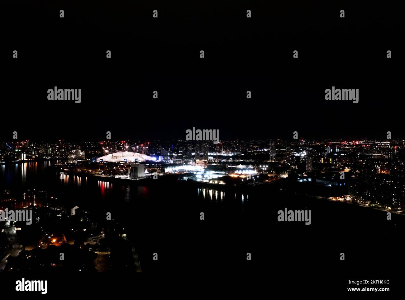Fantastische Aussicht auf die Stadt bei Nacht, Wolkenkratzer glitzernden weißen und roten Lichtern am Horizont, Luftaufnahme. Stockfoto