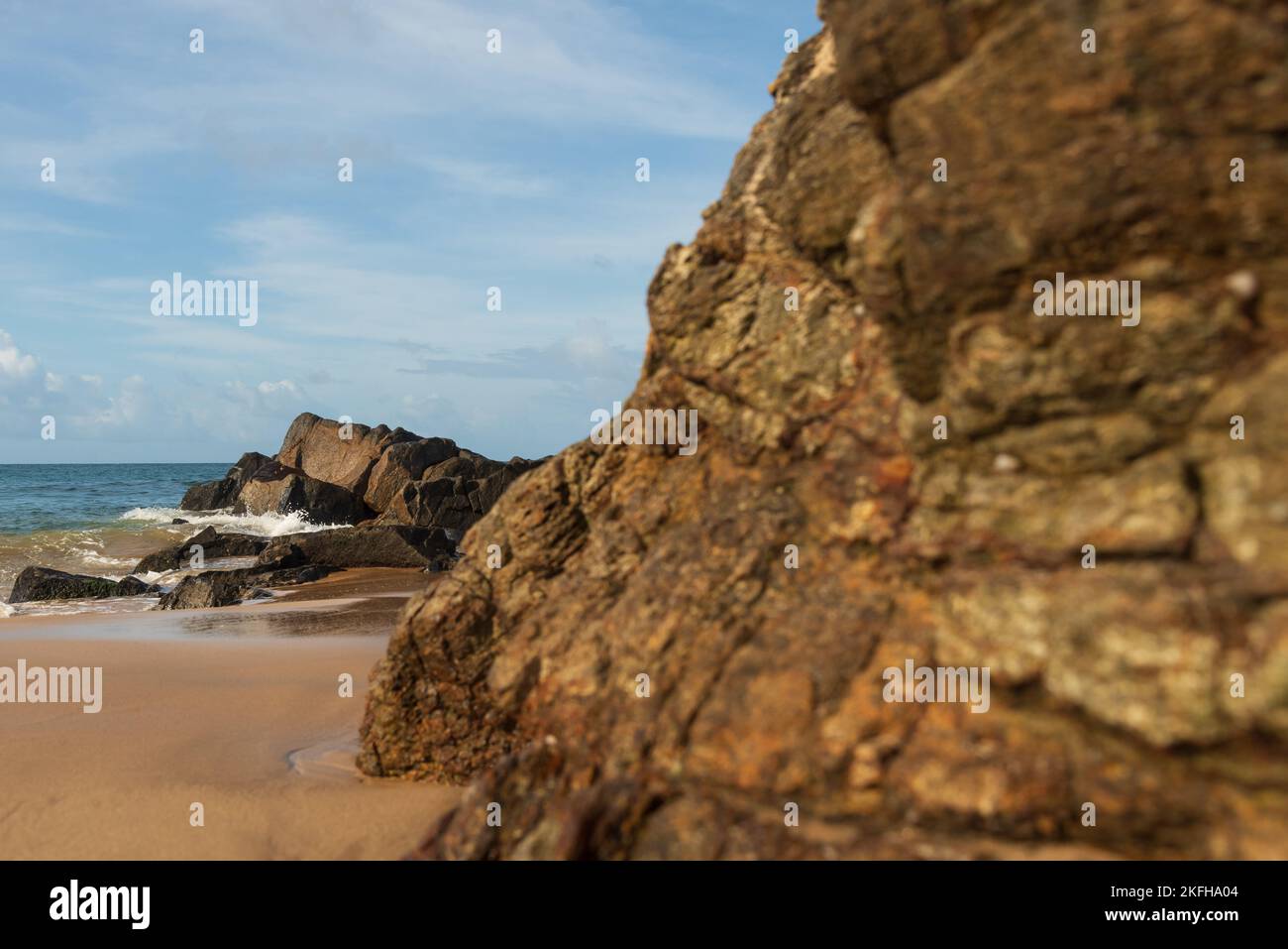 Eine schöne Aufnahme von Steinformationen am Strand Farol da Barra, Salvador, Brasilien Stockfoto