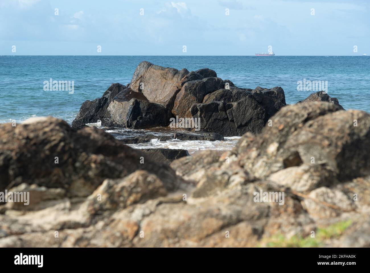 Eine schöne Aufnahme von Steinformationen am Strand Farol da Barra, Salvador, Brasilien Stockfoto