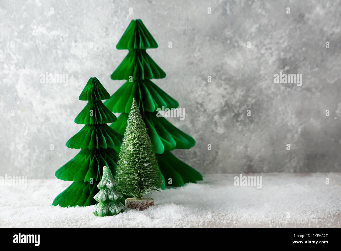 Weihnachten Hintergrund Kopie Raum mit grünen Baum Papier Handwerk Kerze Urlaub Konzept Stockfoto