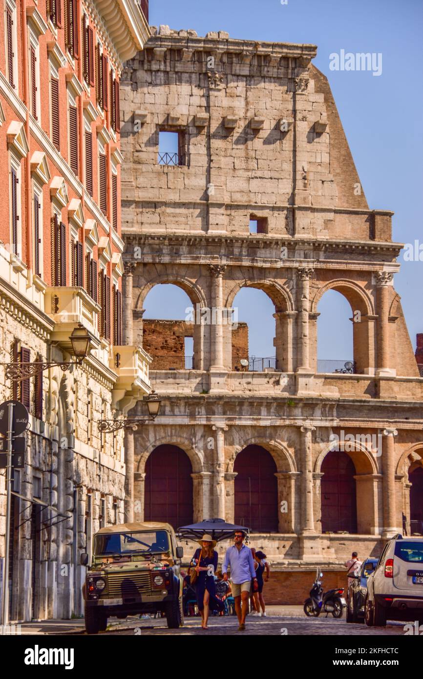 Eine vertikale Aufnahme des weltberühmten Kolosseums im Sommer in Rom, Italien Stockfoto