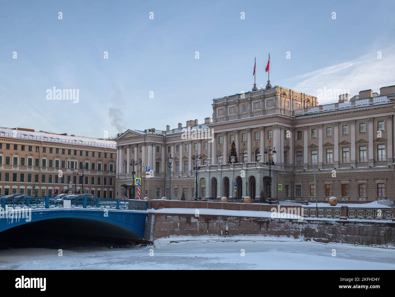 Winter Petersburg. Das Gebäude der gesetzgebenden Versammlung (Mariinsky-Palast) ist mit Weihnachtsbäumen für die Neujahrsferien geschmückt Stockfoto