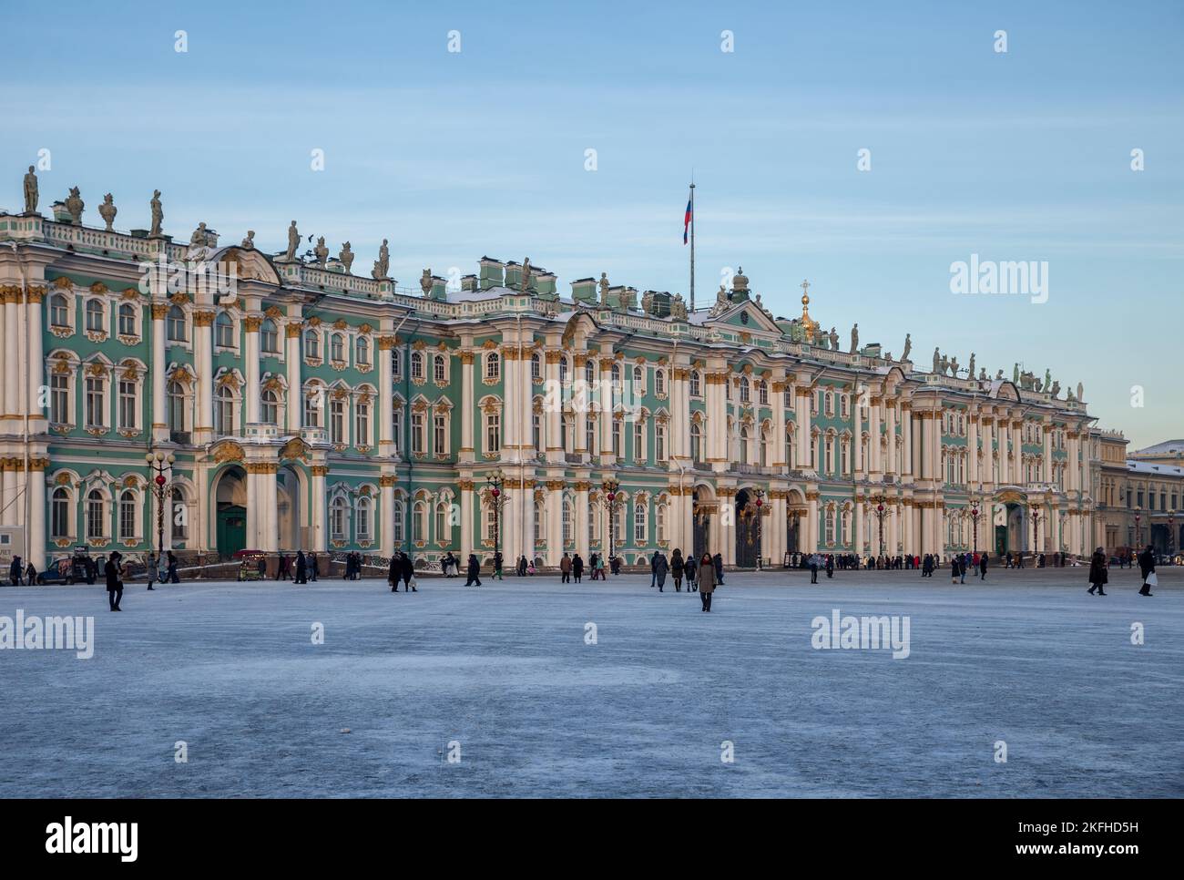 St. Petersburg, Russland - 08. Januar 2022: Viele Menschen besuchen das Hermitage Museum und den Schlossplatz an Wochenenden und Feiertagen Stockfoto